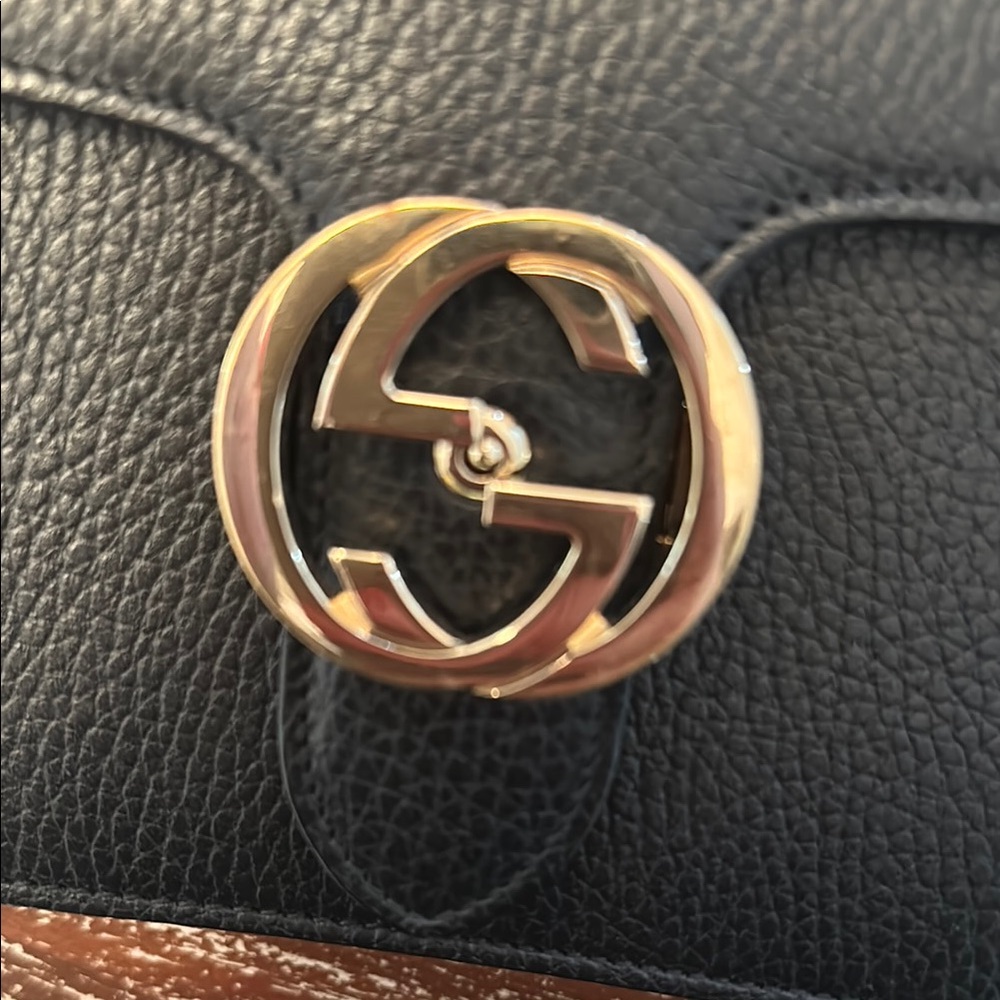 Gucci Black Crossbody Bag with Chain Strap and Iconic Logo - Picture 2 of 12